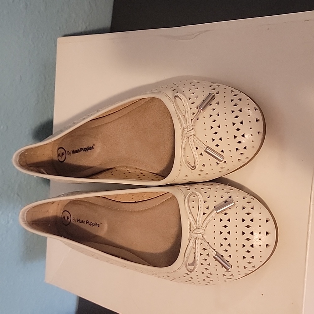 Light beige flats , hush puppies, light beige, size 8